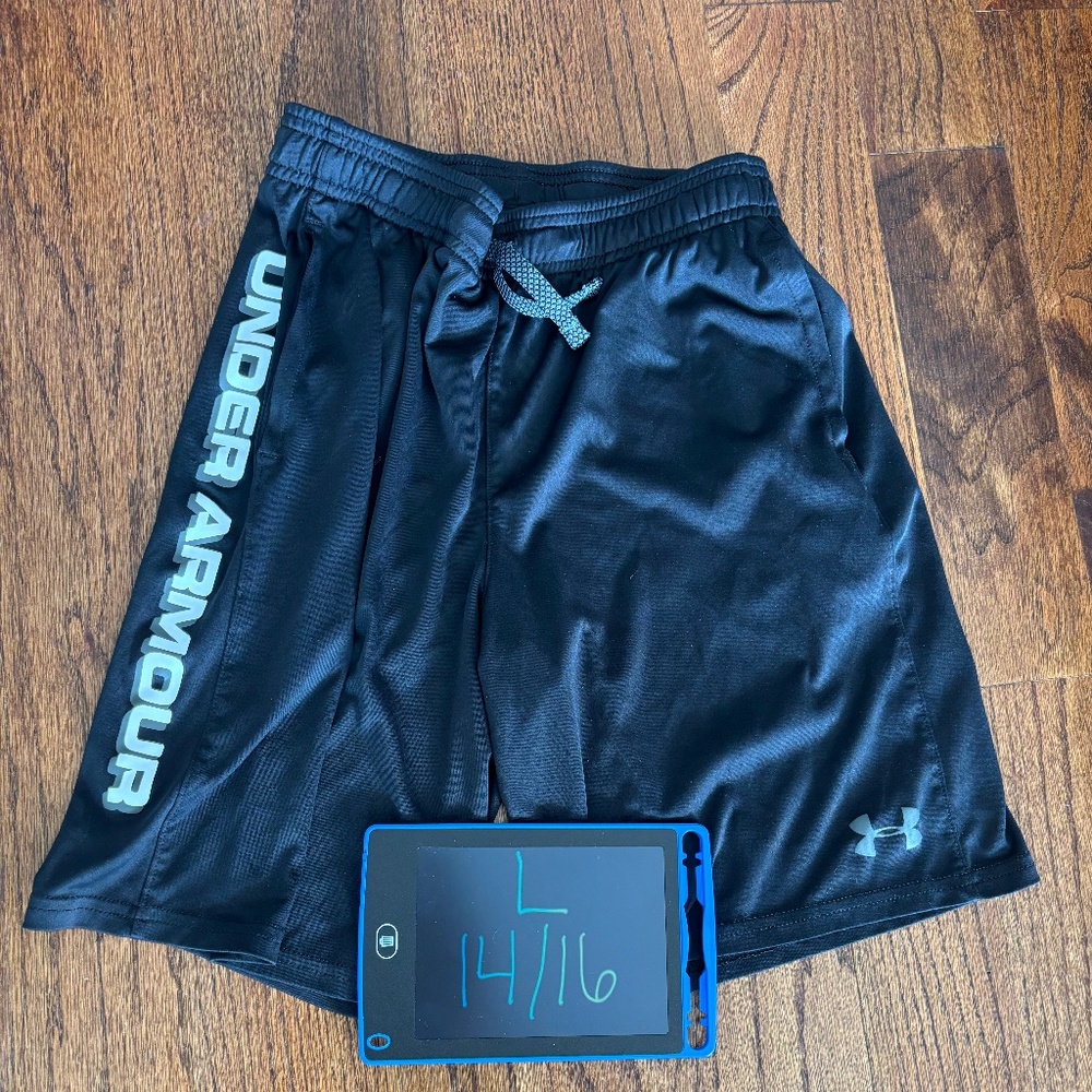 Boys Under Armour Shorts Size 14/16 Large